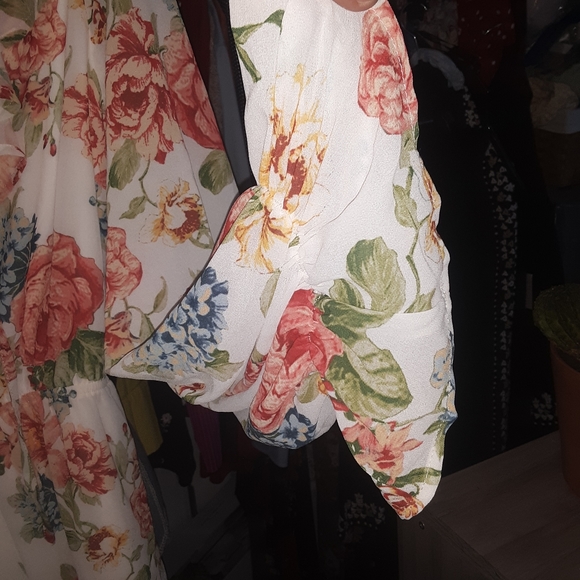 Flying Tomato Floral Romper - Picture 3 of 8